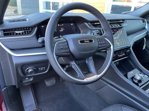 New 2025 Jeep Grand Cherokee L Altitude image 39