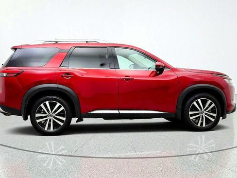 Used 2024 Nissan Pathfinder Platinum w/ Black Appearance Package AWD/4WD image 4