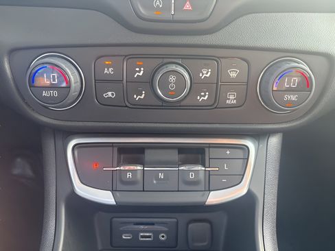 Used 2024 GMC Terrain SLT AWD/4WD image 18