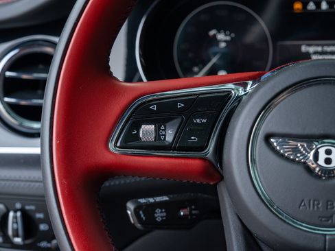 Used 2022 Bentley Bentayga AWD/4WD image 17