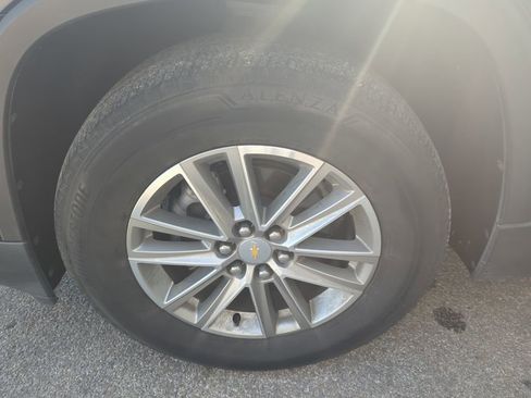 Used 2022 Chevrolet Traverse LT FWD image 9