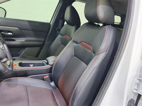 Certified 2025 Nissan Kicks SR FWD image 11