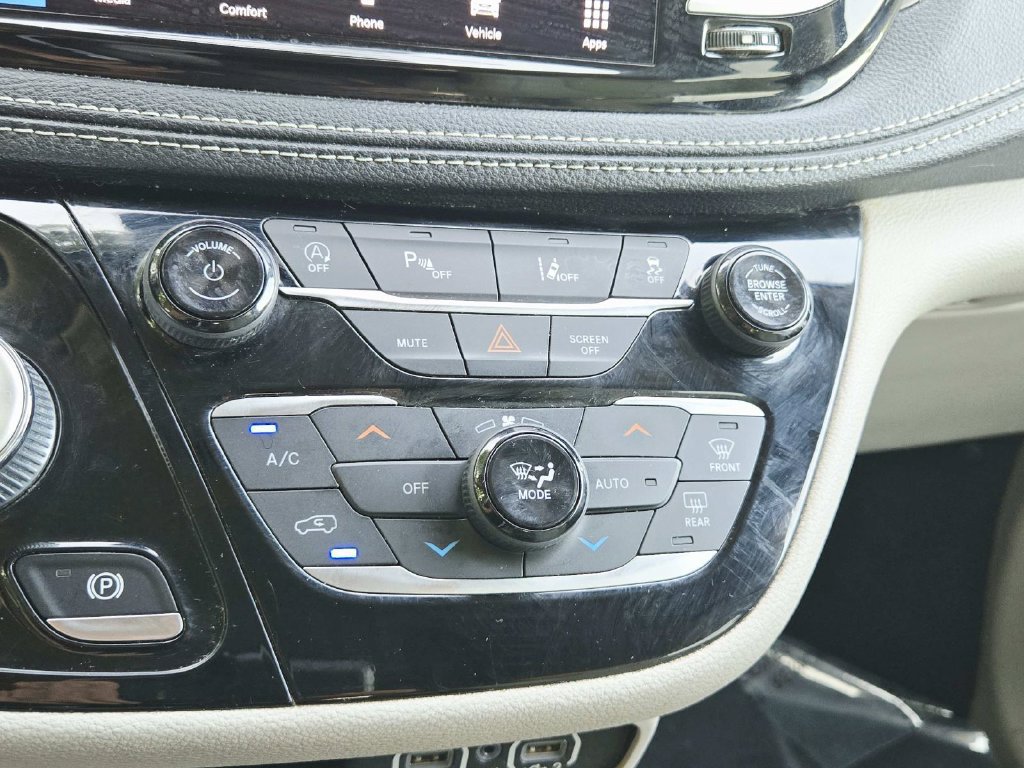 Used 2021 Chrysler Pacifica Touring-L FWD image 30