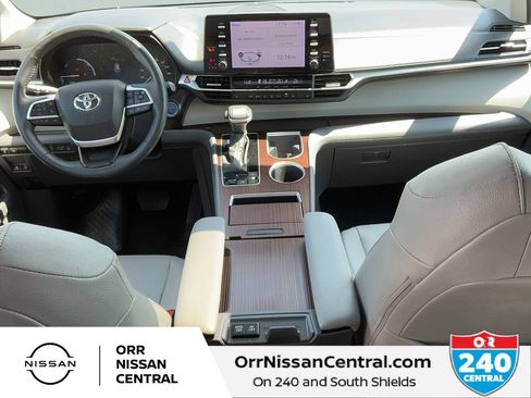 Used 2024 Toyota Sienna XLE FWD image 16