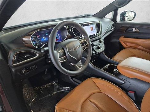 Used 2023 Chrysler Pacifica Pinnacle FWD image 11