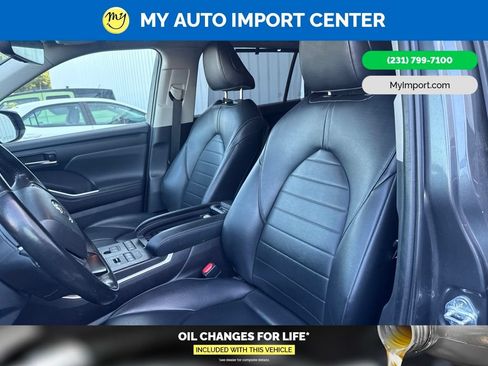 Used 2022 Toyota Highlander XLE AWD/4WD image 7