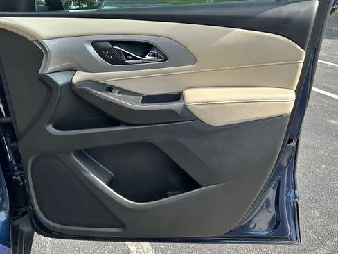 Used 2022 Chevrolet Traverse LS image 9