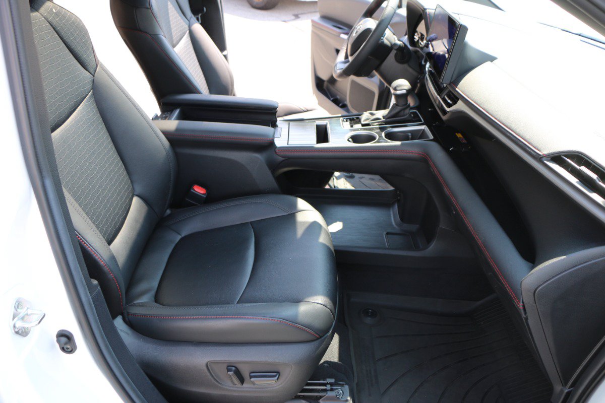 Used 2025 Toyota Sienna XSE AWD/4WD image 28