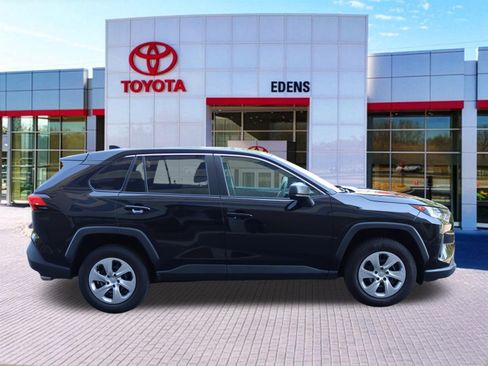 Used 2022 Toyota RAV4 LE AWD/4WD image 2