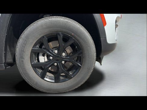 Used 2025 Jeep Grand Cherokee Altitude image 25