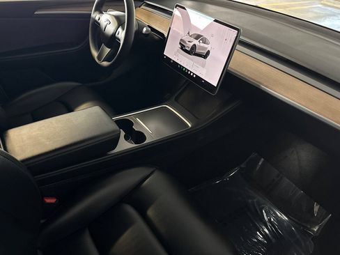 Used 2023 Tesla Model Y Long Range AWD/4WD image 17