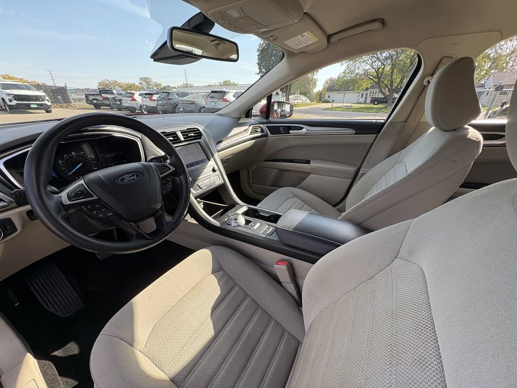 Used 2020 Ford Fusion SE FWD image 22