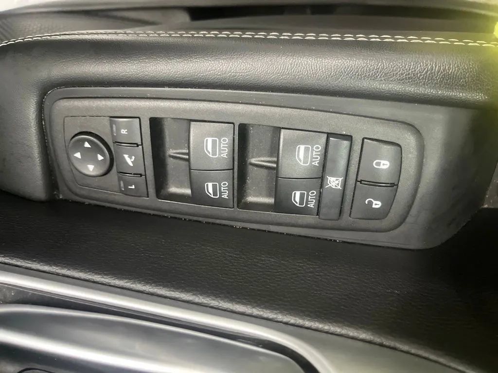 Used 2025 Chrysler Pacifica Limited FWD image 18