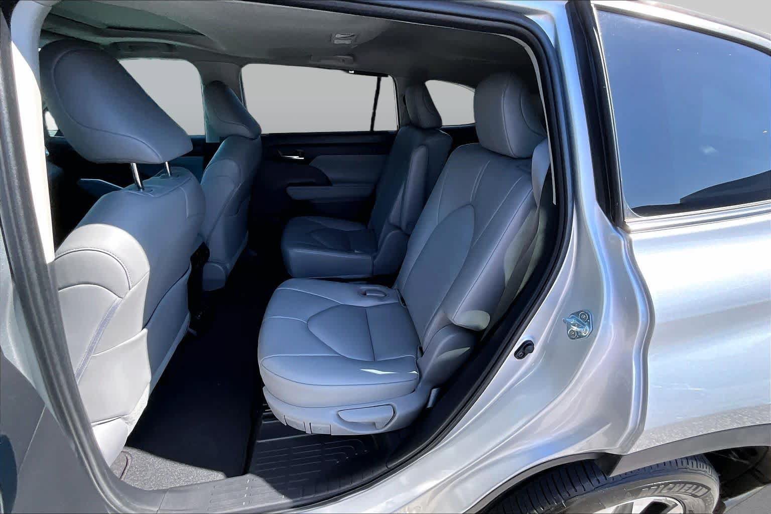 Used 2023 Toyota Highlander XLE FWD image 19