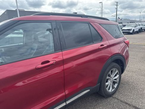 Used 2023 Ford Explorer XLT w/ Equipment Group 202A AWD/4WD image 27