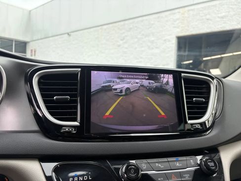 Used 2023 Chrysler Pacifica Touring-L FWD image 25