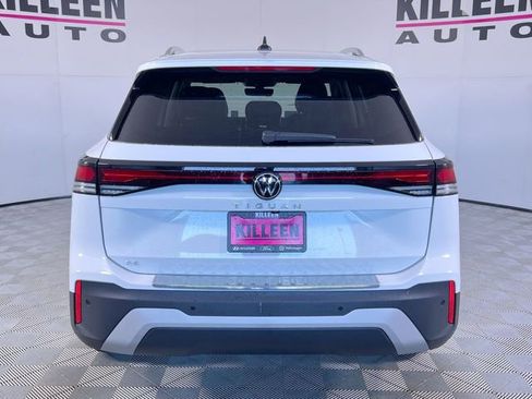 Used 2025 Volkswagen Tiguan SE image 6
