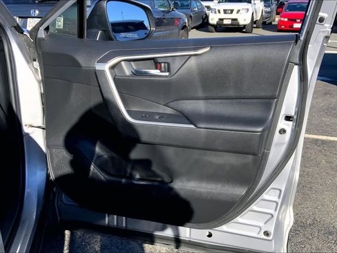 Used 2020 Toyota RAV4 XLE image 22