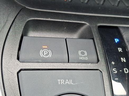 Used 2021 Toyota RAV4 LE AWD/4WD image 23