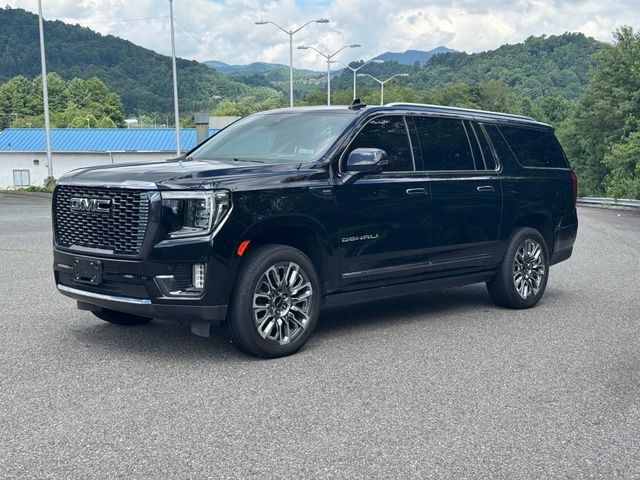 Used 2023 GMC Yukon XL Denali Ultimate AWD/4WD image 3
