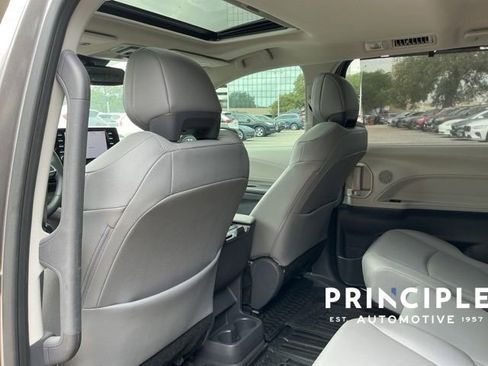 Used 2021 Toyota Sienna XLE FWD image 28