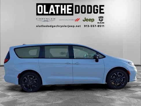 New 2026 Chrysler Pacifica Select image 28