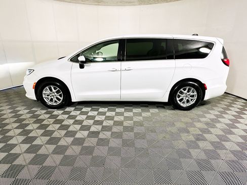 Used 2023 Chrysler Pacifica Touring-L image 6
