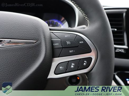 Used 2024 Chrysler Pacifica Touring-L image 27