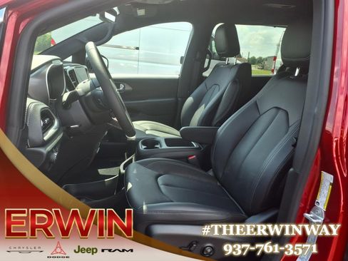 New 2026 Chrysler Pacifica Select image 7