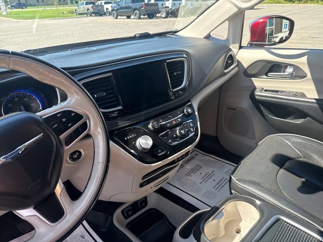 Used 2018 Chrysler Pacifica Limited FWD image 14