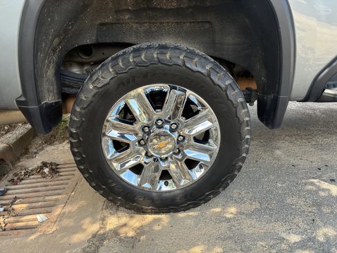 Used 2024 Chevrolet Silverado 2500 High Country w/ High Country Premium Package AWD/4WD image 9