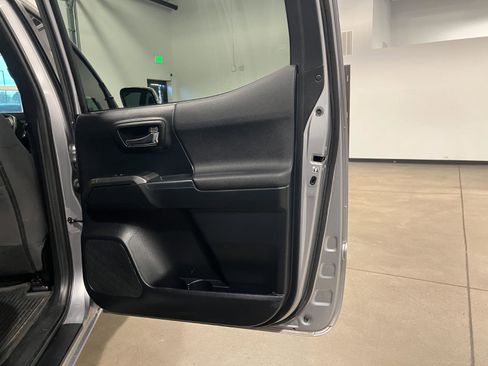 Used 2016 Toyota Tacoma TRD Off-Road image 32