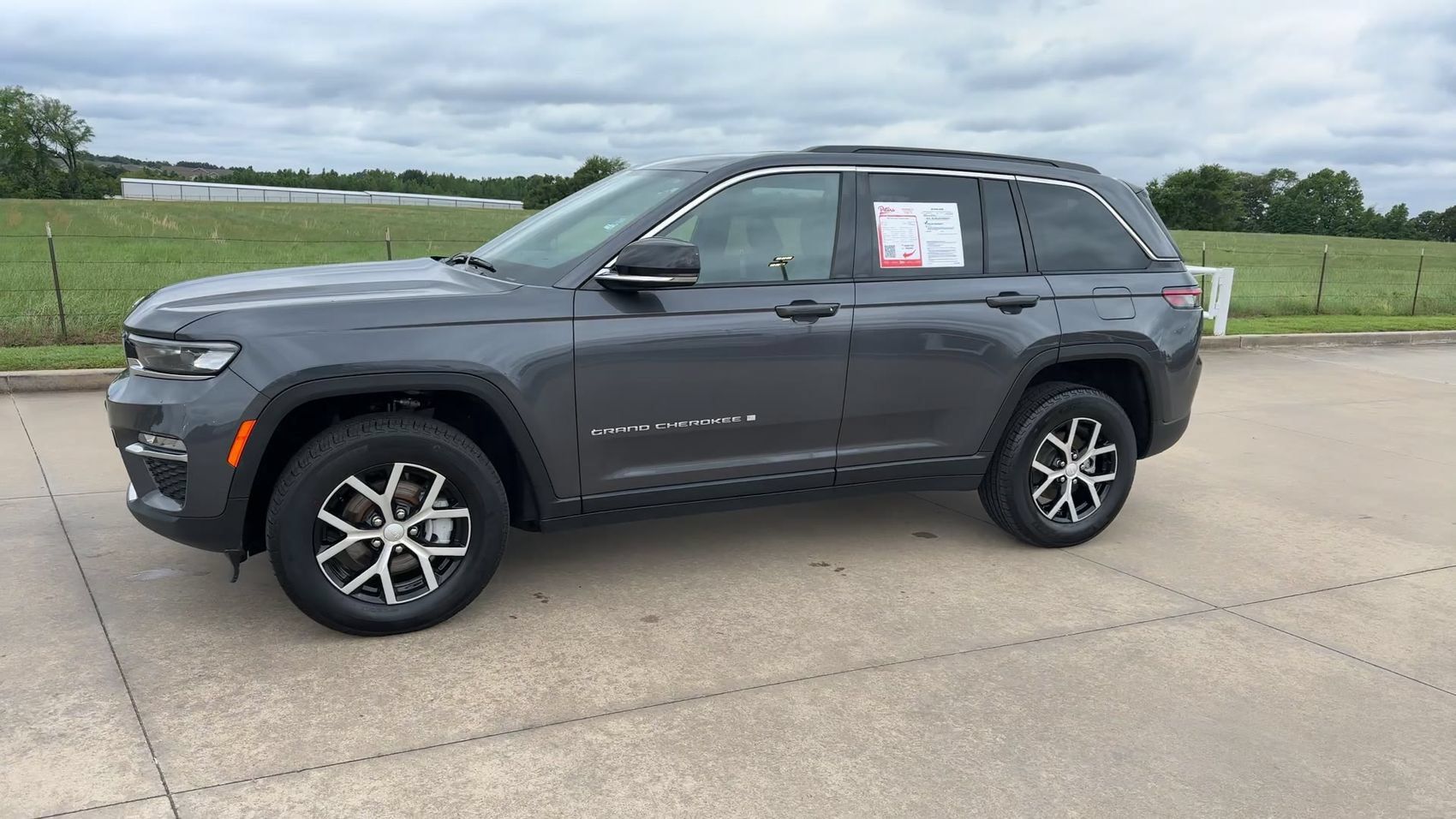 Used 2025 Jeep Grand Cherokee Limited RWD image 5