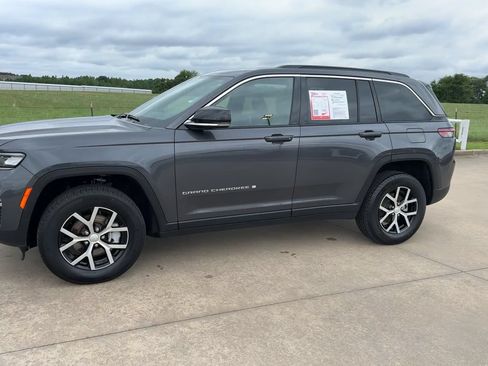 Used 2025 Jeep Grand Cherokee Limited RWD image 5