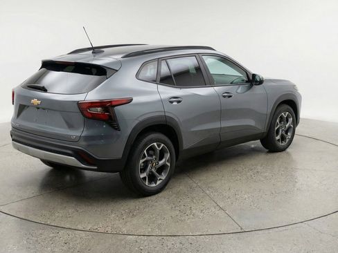 Used 2025 Chevrolet Trax LT w/ LT Convenience Package FWD image 9