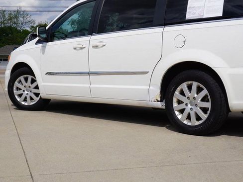 Used 2013 Chrysler Town & Country Touring FWD image 13