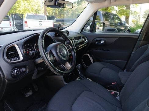 Used 2017 Jeep Renegade Latitude FWD image 18