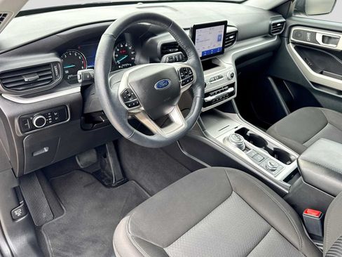 Used 2023 Ford Explorer XLT AWD/4WD image 2