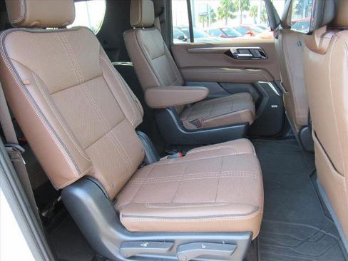 Certified 2025 Chevrolet Suburban High Country image 34