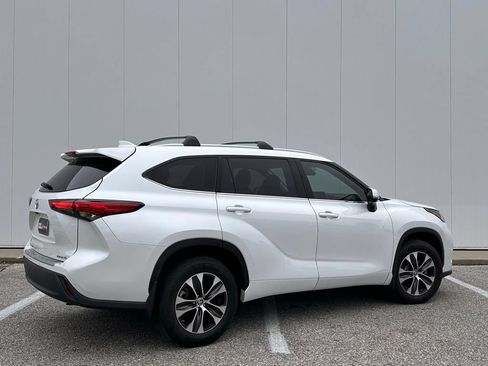 Used 2022 Toyota Highlander XLE AWD/4WD image 6