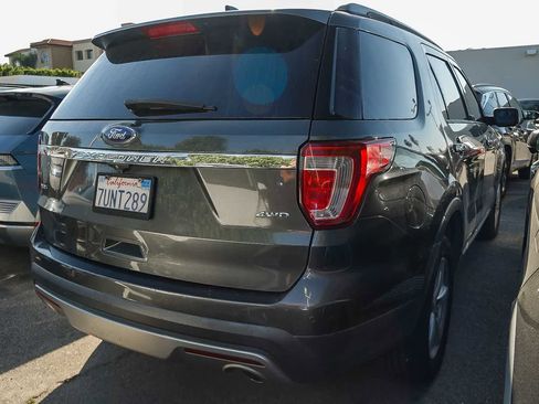 Used 2017 Ford Explorer XLT image 7