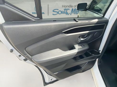 Certified 2025 Honda Pilot EX-L image 30