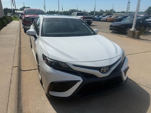 Used 2021 Toyota Camry SE AWD/4WD image 3