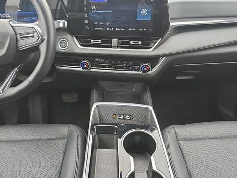 Used 2025 Chevrolet Equinox LT w/ Convenience Package II FWD image 3