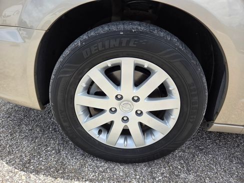 Used 2016 Chrysler Town & Country Touring FWD image 8