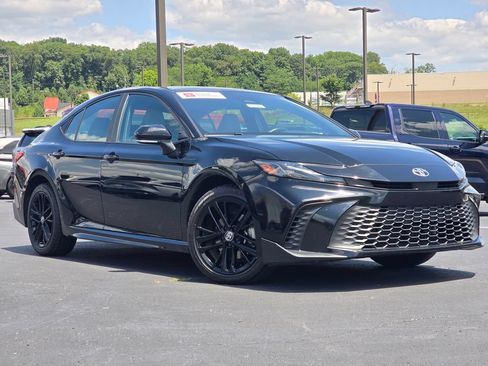 Used 2025 Toyota Camry SE AWD/4WD image 1