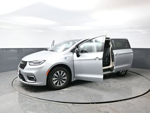 Used 2024 Chrysler Pacifica Limited FWD image 56
