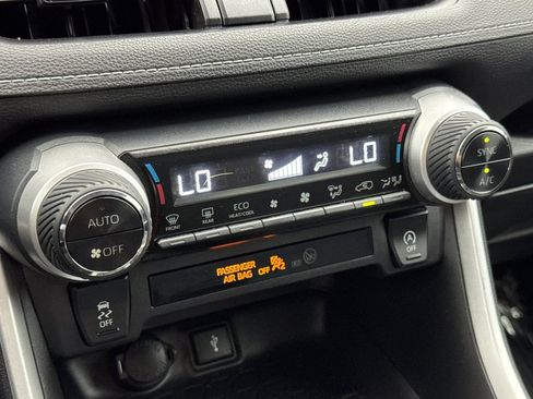 Used 2022 Toyota RAV4 XLE AWD/4WD image 19