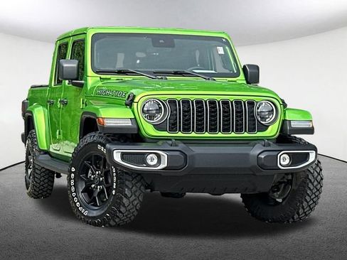 Used 2025 Jeep Gladiator Sport AWD/4WD image 2