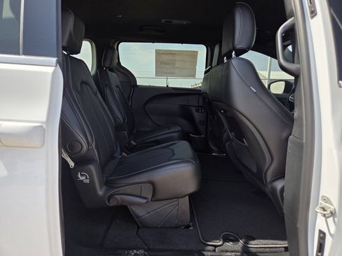New 2026 Chrysler Pacifica Select FWD image 16